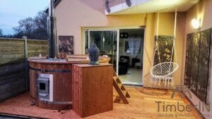 Outdoor wooden hot tub (2)