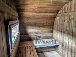 TimberIN Nordic Oval™ Terrace – interior: bancos de madera en dos niveles bajo una pequeña ventana, paredes curvas revestidas de madera