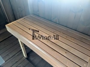 TimberIN Nordic Oval™ Terrace – interior: bancos de listones de madera clara y suelo de madera