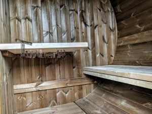 TimberIN Nordic Oval™ Terrace – interior: bancos largos de listones y estante de pared, paredes curvas revestidas de madera