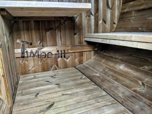 TimberIN Nordic Oval™ Terrace – interior: bancos largos de listones y estante de pared, paredes curvas revestidas de madera