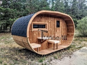 TimberIN Nordic Oval™ Terrace – sauna de exterior, vista de tres cuartos: cubierta de tejas negras, fachada de madera termotratada y porche cubierto con asientos abatibles y mesita