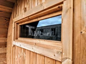 TimberIN Nordic Oval™ Terrace – primer plano de la ventana lateral horizontal con marco de madera maciza en la fachada de madera termotratada