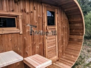 TimberIN Nordic Oval™ Terrace – porche cubierto: asientos abatibles, puerta acristalada y pequeña ventana en la fachada de madera termotratada