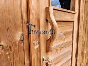 TimberIN Nordic Oval™ Terrace – primer plano de la puerta de entrada de madera con tirador curvo de madera