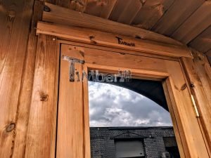 TimberIN Nordic Oval™ Terrace – primer plano de la puerta de entrada acristalada en la fachada de madera termotratada