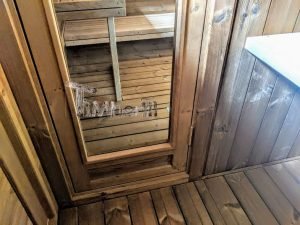 TimberIN Nordic Oval™ Terrace – interior: puerta de cristal y bancos de madera, paredes revestidas de madera