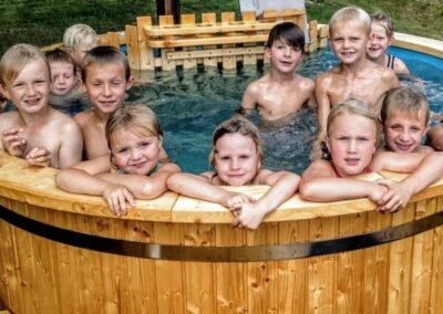 Jacuzzi exterior de madera con calentador exterior de leña