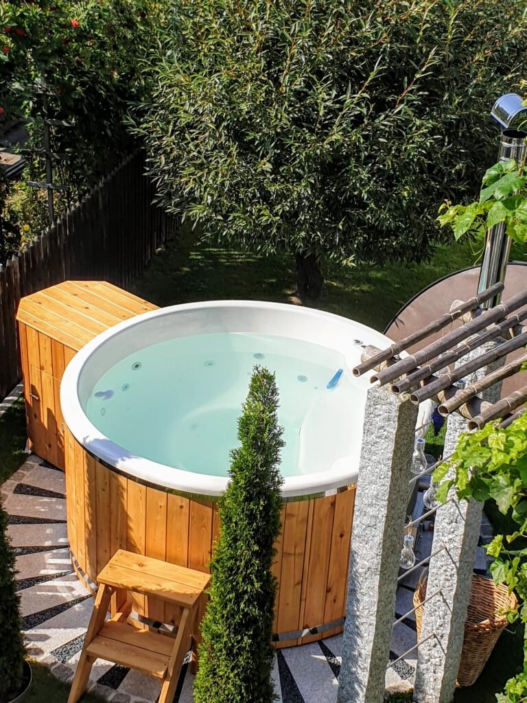 La diferencia entre los jacuzzis de plástico y fibra de vidrio y los jacuzzis de madera 8 Fiberglass hot tubs vs. wooden hot tubs (3)