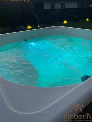 Jacuzzi exterior cuadrada en fibra de vidrio de 2.2 x 2.2 m (1)