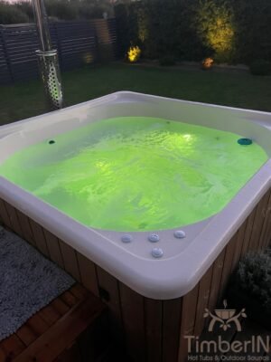 Jacuzzi exterior cuadrada en fibra de vidrio de 2.2 x 2.2 m (2)