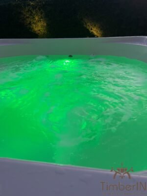 Jacuzzi exterior cuadrada en fibra de vidrio de 2.2 x 2.2 m (3)