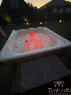Jacuzzi exterior cuadrada en fibra de vidrio de 2.2 x 2.2 m (6)