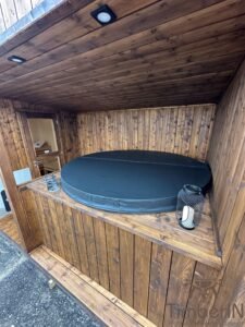 Sauna de jardín moderna con jacuzzi (1)