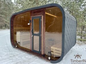 Sauna de jardín moderna Nordic Horizon vista en ángulo en la nieve