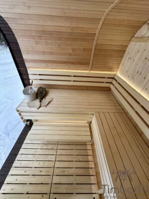 Rincón interior de la Nordic Horizon con bancos en L de dos niveles y suelo de madera