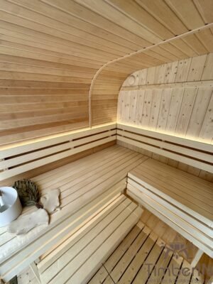Bancos de la sauna Nordic Horizon y techo curvado revestido de madera