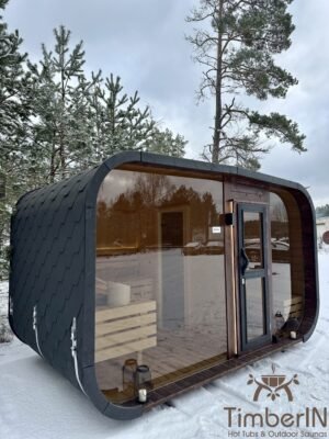 Nordic Horizon: exterior oscuro curvado y fachada acristalada de la sauna de jardín