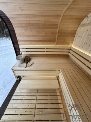 Interior de la Nordic Horizon con techo curvado, bancos y puerta hacia el vestidor