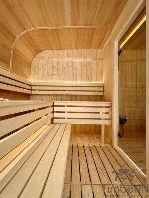 Interior de la sauna Nordic Horizon mirando hacia la pared del fondo y los bancos