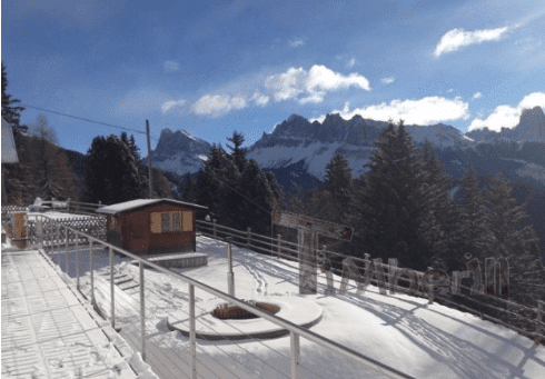 Jacuzzi TimberIN tapado en un jardín nevado