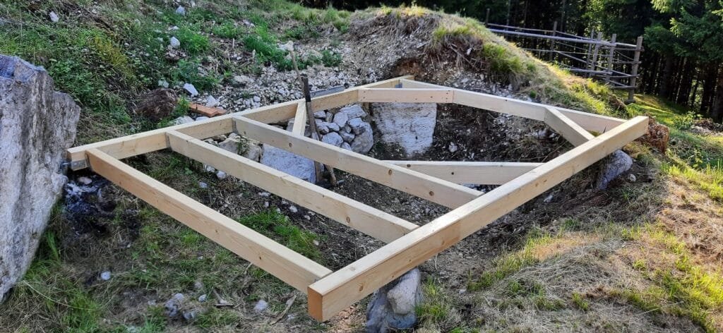 Preparación de la base para el jacuzzi 18 Bastidor de madera con zona técnica para la estufa del jacuzzi
