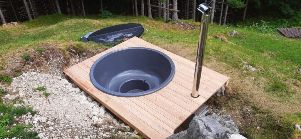 Preparación de la base para el jacuzzi 21 Chimenea de la estufa de leña junto al jacuzzi empotrado
