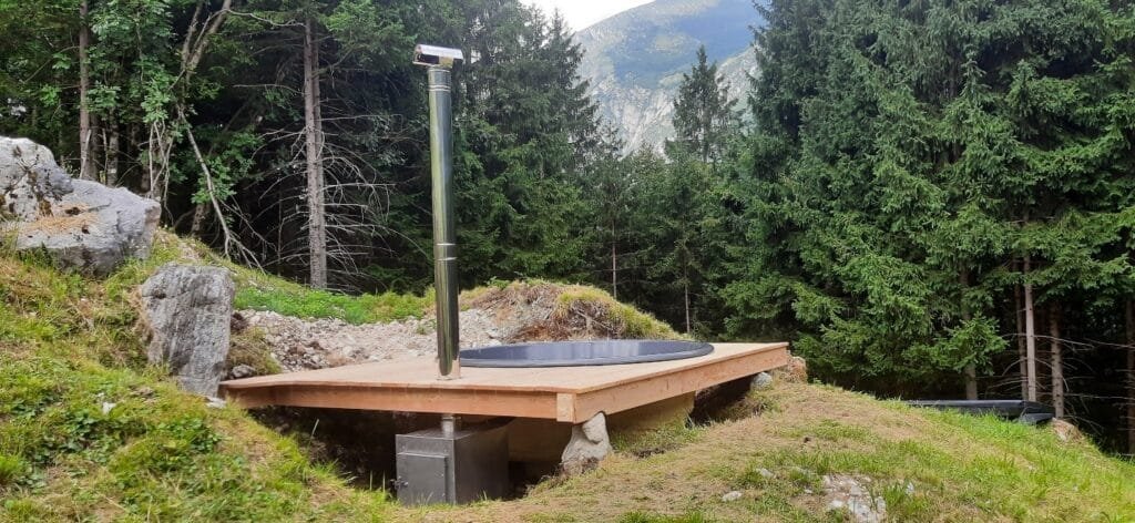 Preparación de la base para el jacuzzi 20 Estufa de leña exterior junto al jacuzzi empotrado