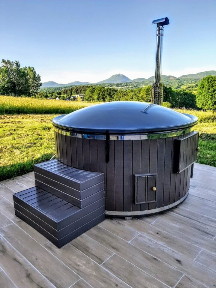 Jacuzzi exterior cerrado con la cubierta térmica y escalera, con vistas a las montañas