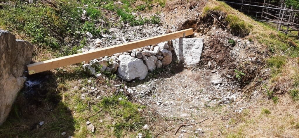 Preparación de la base para el jacuzzi 16 Primer poste de la estructura para un jacuzzi empotrado