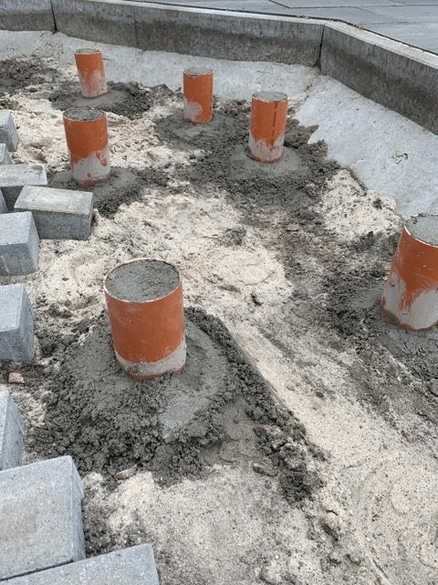 Preparación de la base para el jacuzzi 6 Zapatas de hormigón para la futura tarima de madera