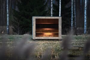 Sauna de exterior TimberIN Nordic Cube de CLT con ventana panorámica