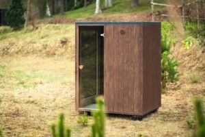 Sauna de exterior TimberIN Nordic Cube de CLT tamaño S en el jardín