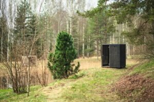 Sauna de exterior TimberIN Nordic Cube de CLT tamaño S en el bosque