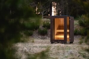 Sauna de exterior TimberIN Nordic Cube de CLT tamaño S al anochecer