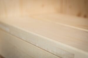 Sauna de exterior TimberIN Nordic Cube de CLT detalle del banco