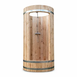 TimberIN Nordic Shower™ Barrel – ducha exterior de madera, foto de estudio sobre fondo blanco